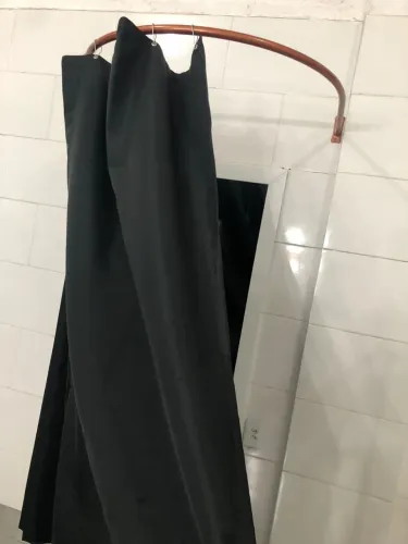 Arara de chão, 20 cabides silhueta, provador com cortina, e manequim