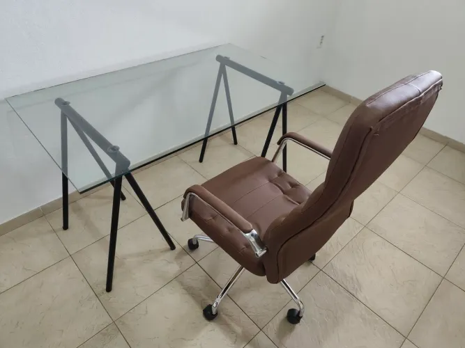 Mesa e cadeira de escritório (tokstok). Pouco uso. Excelente estado. 