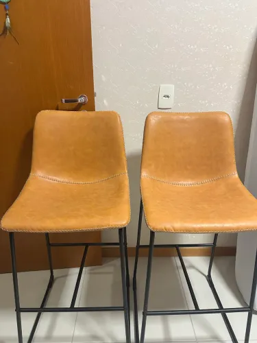 Duas banquetas estilo industrial Munich em couro sintético caramelo