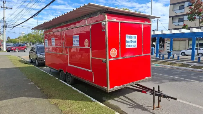 Vendo Foodtruck semi novo com 6 metros por 2