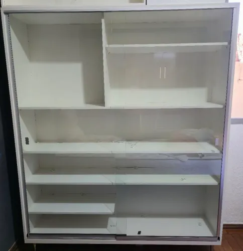 Armário expositor com portas de vidro de correr