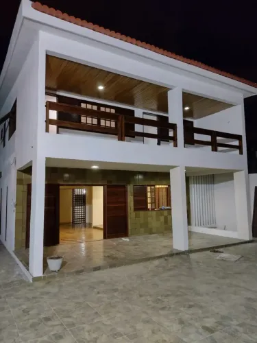 Excelente casa duplex com 340m² 04 quartos sendo 03 suites em candeias