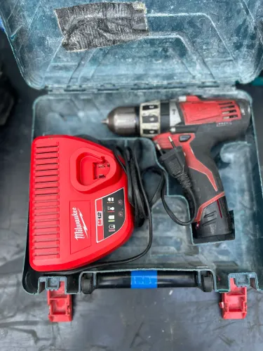 Parafusadeira/Furadeira Milwaukee M12 - Para Peças ou Conserto