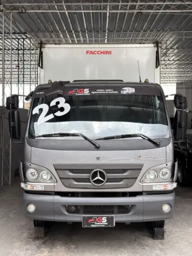 Accelo 1017 Ano 2023 com Baú 6,20 MTS - Extra