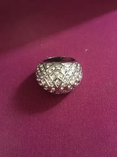 lindíssimo anel prateado com strass (praticamente novo)