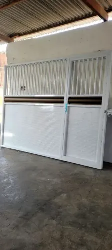 Portões, grades, janelas, box de banheiro e motor de portão.