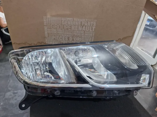 Farol principal  Renault Sandero e logan 2014 a 2019 friso cromado Direito 