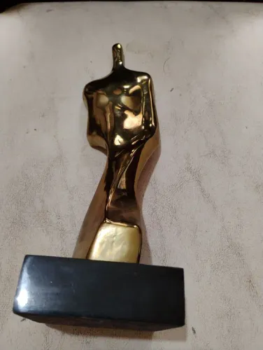 Estatueta de metal pesado, ótimo estado 