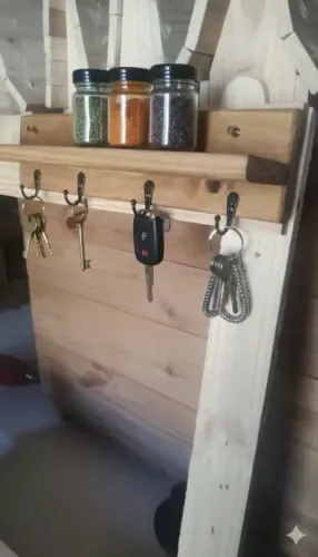 Porta-Chaves Artesanal em Madeira com Prateleiras todo parafusado