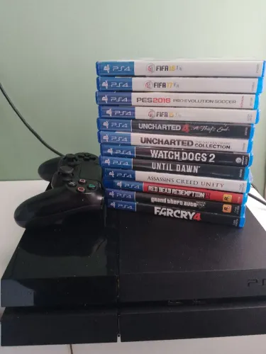 Playstation 4, 500g de memória + 1 controle. Acompanha cabo de força, cabo HDMI e 12 JOGOS