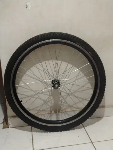 Vendo Calha Vmaxx aro 26 traseira nova com o pneu, pouco tempo de uso.