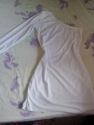 Vestido branco de um ombro lindo 