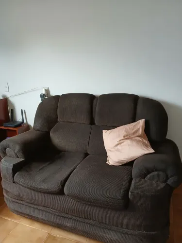 Vendo sofá 2 e 3 lugares. Preço a combinar.