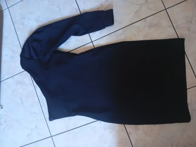 Vestido preto de um ombro so