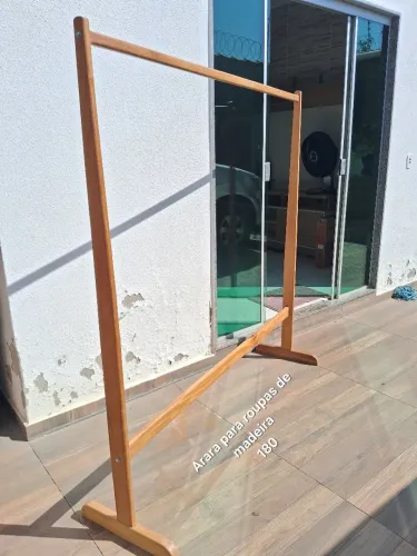 Arara roupa de madeira 