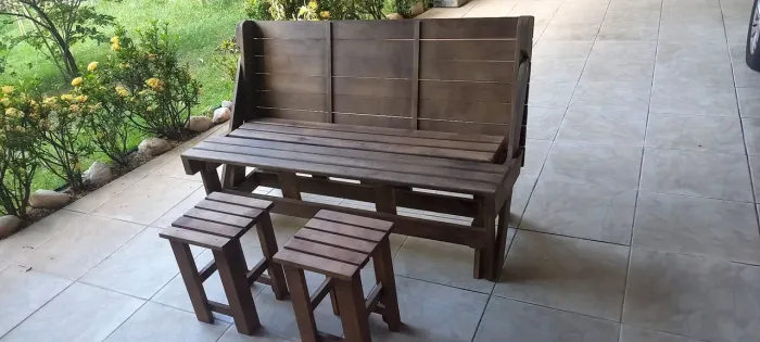 Banco Mesa com 2 banquninhos de Madeira pinus autoclavado resistente a água (até 12x)  