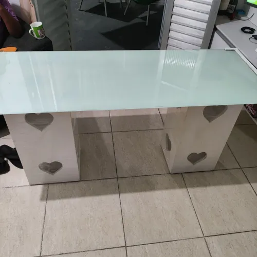Mesa grande branca com vidro e detalhes em coração