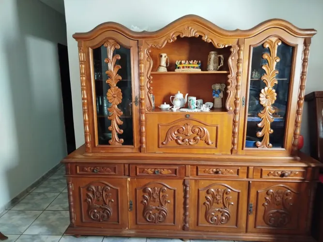 Cristaleira (arca) e Mesa de madeira com 8 cadeiras
