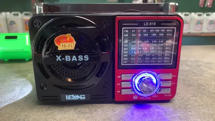 Rádio Retrô Portátil de Mão Recarregável NOVO