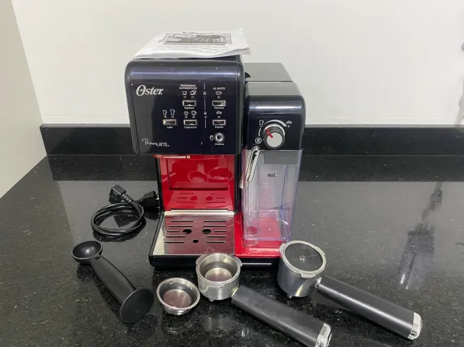 Cafeteira Oster PrimaLatte Automática preta e vermelha para expresso e cápsulas