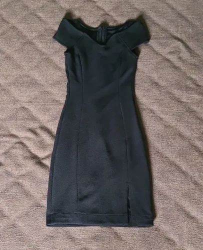 Vestido preto com fenda