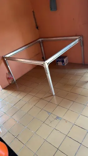 Mesa de Jantar em Alumínio - Ótima para o seu Lar!