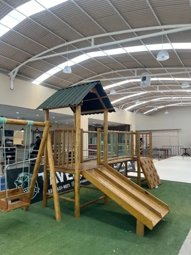 Playground infantil de madeira