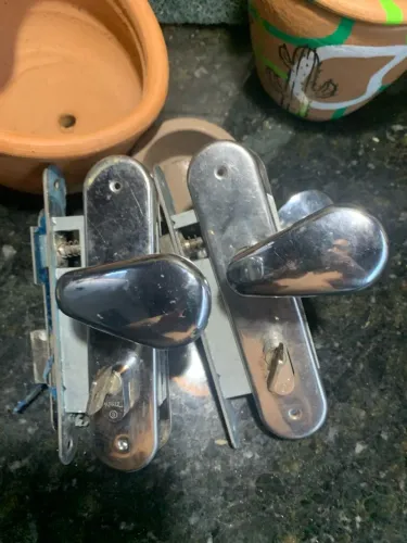 Conjunto de fechadura Papaiz em excelente estado, 02 unidades