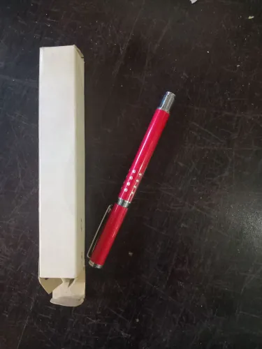 Caneta Vermelha Elegante com Detalhes