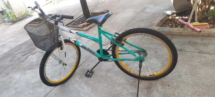 Bicicleta semi nova 