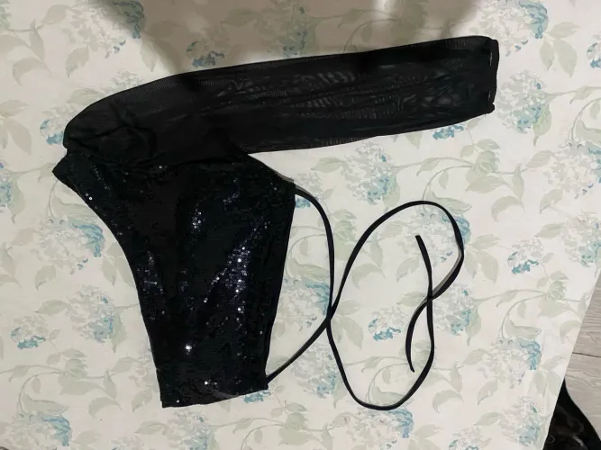 Blusa com paetês e manga em tela seminovo