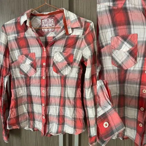 Blusas quadriculadas, saia de couro e saia de pêlos