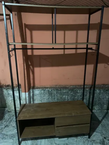Gurda roupa tipo closet com 2 gavetas e prateleiras