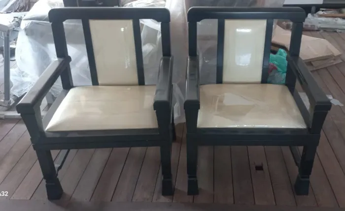 Conjunto 2 cadeiras madeira maciça em Laca