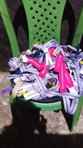 Vendo um lote de Zíperes coloridos para sua confecção 