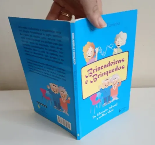 Livro Brincadeiras e brinquedos: da educação infantil à terceira idade 