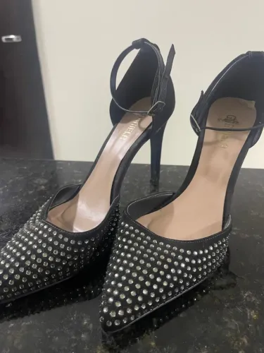Scarpin de Salto com Strass - Elegância em Seus Pés