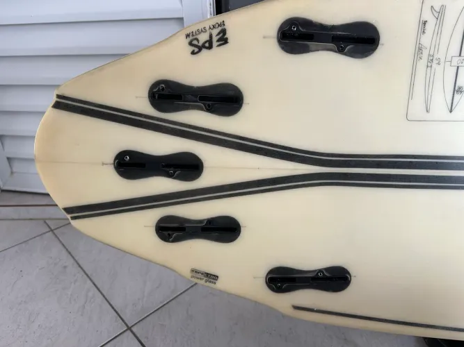 Prancha de surf 5?9 sem detalhes 