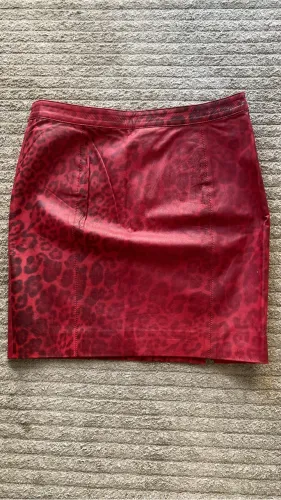 Saia de couro vermelho Le Lis Blanc