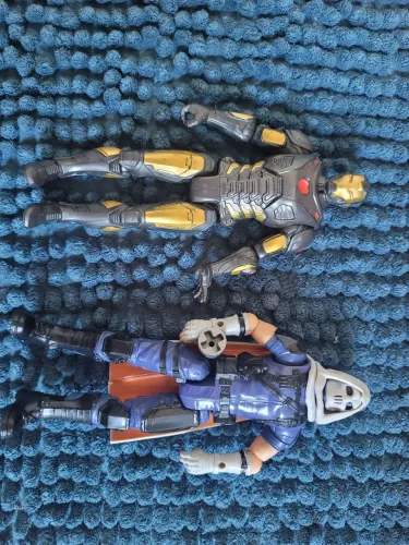 Bonecos articulados Iron Man e Taskmaster
