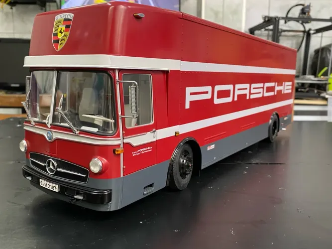 Mercedes Benz Porsche Renntransporter 1/18