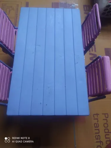 Mesa para bonecas de plástico com 4 cadeiras