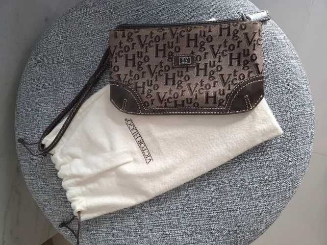 BOLSA DE MÃO - VICTOR HUGO