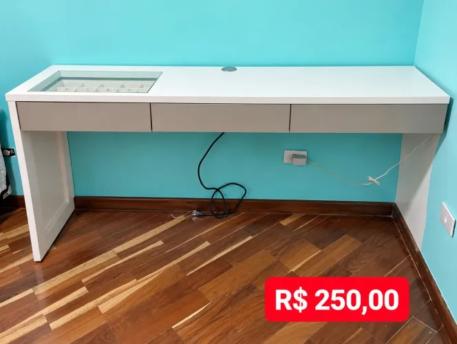 Bancada planejada para estudo com espaço.pra bijuterias