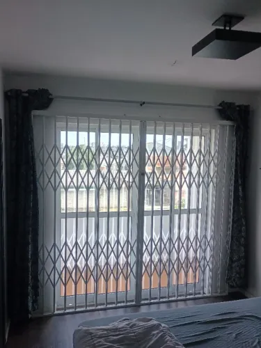 Porta Janela de Alumínio com Vidro + Grade Pantográfica - 2 disponíveis