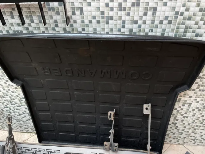 Tapete tipo bandeja para porta malas Jeep Commander emborrachado