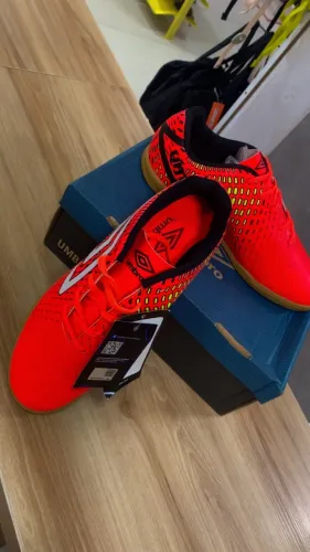 TENIS FUTSAL UMBRO PLASMA CORAL, BRANCO E PRETO