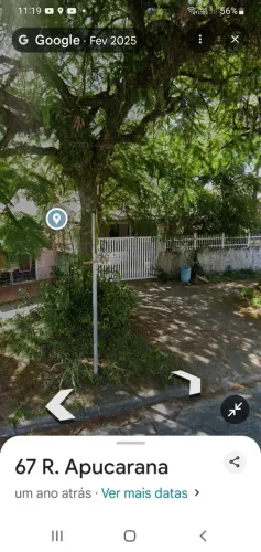 Casa com terreno próximo ao centro de matinhos.contendo 2 casa 1 sala comercial