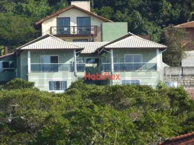 Imóvel na praia da armação com casa principal e 05 aptos para locação.