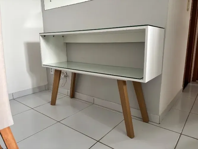 Aparador branco de MDF com pés de madeira maciça